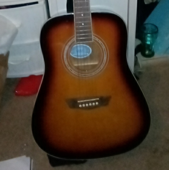 Acoustic guitar - Picture 1 of 2